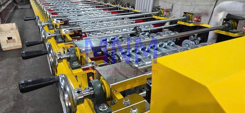 Cách chăm sóc khách hàng sau khi mua máy cán tôn để tăng uy tín thương hiệu