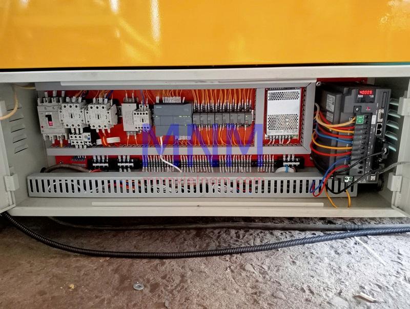 Giải thích về hệ thống điều khiển PLC trong máy cán tôn