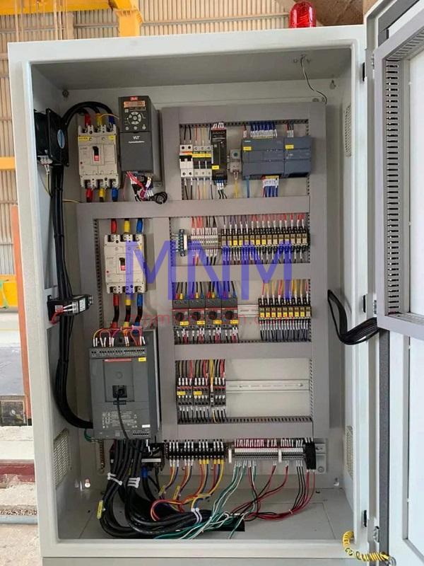 Giải thích về hệ thống điều khiển PLC trong máy cán tôn