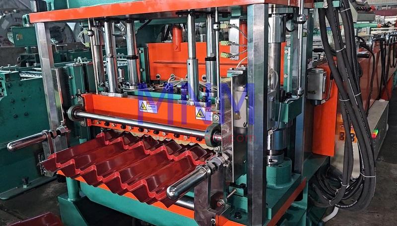 Máy cán tôn 3 tầng là gì? Đặc điểm và ứng dụng thực tế