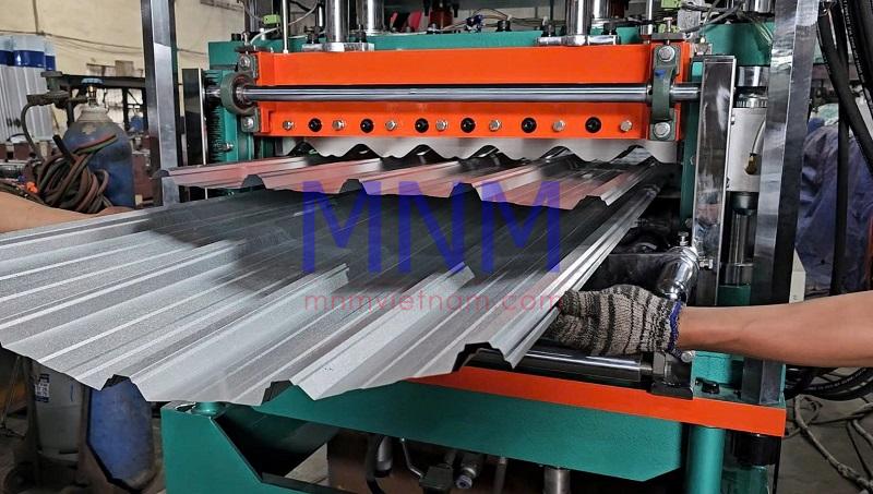 Máy cán tôn 3 tầng là gì? Đặc điểm và ứng dụng thực tế