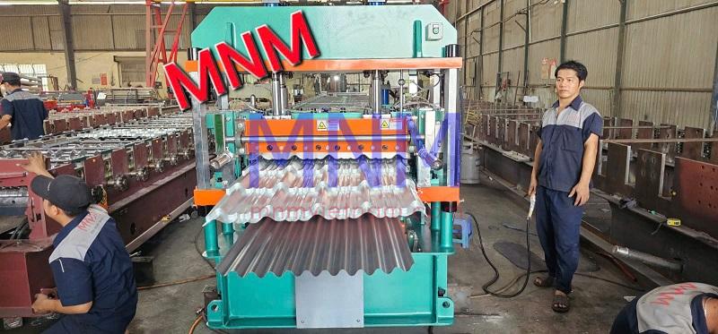 Máy cán tôn 3 tầng là gì? Đặc điểm và ứng dụng thực tế