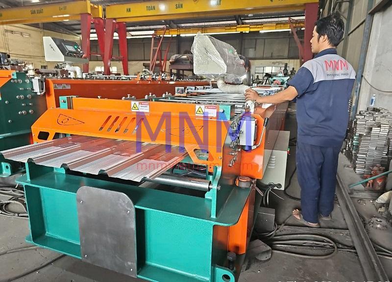 Máy cán tôn có thể cán được những loại tôn nào? Giải thích chi tiết