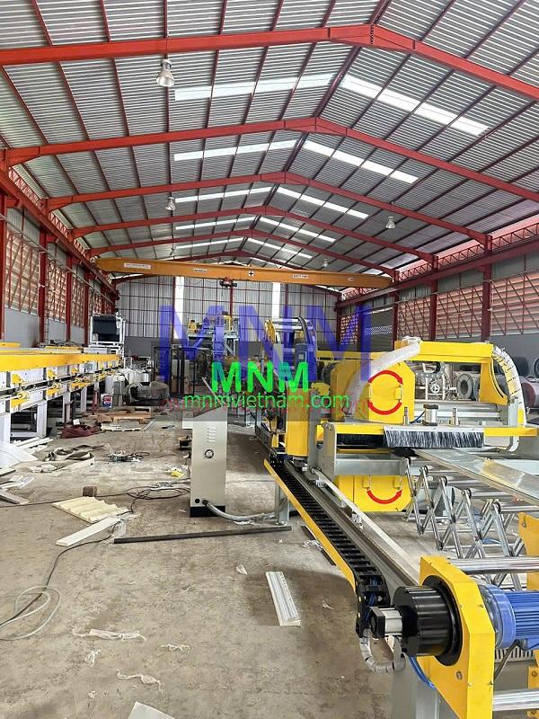 So sánh máy cán tôn MNM với các thương hiệu khác – Nên chọn loại nào?