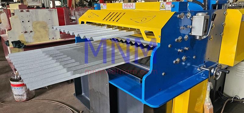 So sánh máy cán tôn MNM với các thương hiệu khác – Nên chọn loại nào?